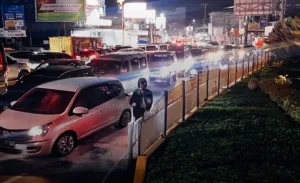 Macat Mengular di Jalan MH Joyomartono Bekasi Timur
