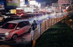 Macat Mengular di Jalan MH Joyomartono Bekasi Timur