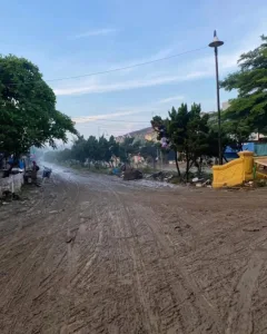 Pasca Banjir Bekasi, Lumpur dan Sampah Berserakan di Jalanan