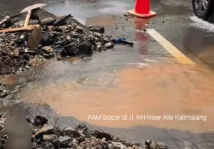 Pipa Air PDAM Tirta Patriot Bekasi Bocor, Jalan KH Noer Ali Kalimalang Tersendat