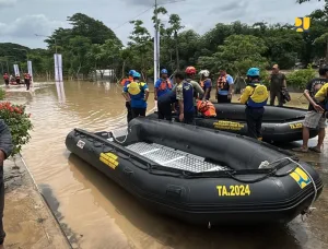 2 Perahu Karet Diterjunkan Evakuasi Warga Terdampak Banjir Bekasi