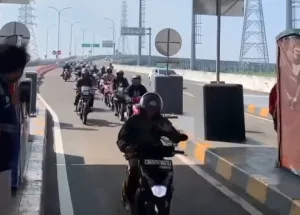 300 Pengendara Motor Masuk ke Tol Tarumajaya Akibat Jalur Arteri Banjir
