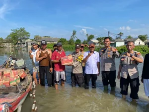 Kapolsek Tarumajaya Salurkan Bantuan Mie Instan dan Air Mineral ke Warga Terdampak Banjir 