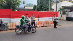 Jajaran Polsek Cikbar Bagi-Bagi Takjil ke Pengguna Jalan di Kelurahan Telaga Sari