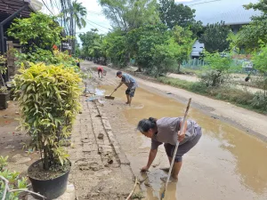 Pasca Banjir, Emak-Emak Perumahan Kejaksaan Bekasi Sibuk Bersihkan Lumpur