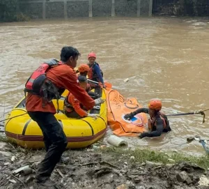 Ini Kronologi Apto Tewas Saat Bersihkan Bendungan Terbawa Arus Sungai Cikeas