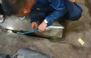 Duh, Kunci Motor Masuk Gorong-Gorong Pemuda Ini Panggil Damkar