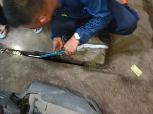Duh, Kunci Motor Masuk Gorong-Gorong Pemuda Ini Panggil Damkar