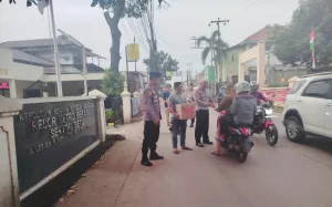 Polsek Setu Bagi-Bagi Takjil Gratis ke Pengguna Jalan dan Warga Cijengkol