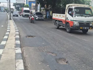 Jalan Rusak Berlubang di Depan Hutan Kota Patriot Bekasi Bikin Was-Was Pengendara Motor
