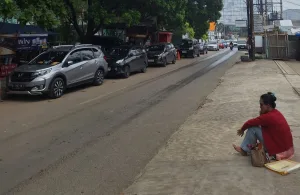 Jalan Licin Arah Alun-Alun M.Hasibuan, Sejumlah Pengendara Motor Tergelincir