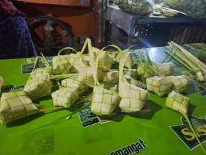 Cerita Pedagang Ketupat di Tarumajaya Jelang Lebaran Idul Fitri
