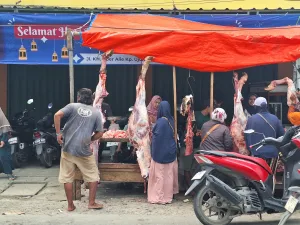 Pasar Ciplak Jumalang, Pedagang Musiman Ramai Gelar Lapak Daging Buat Lebaran 