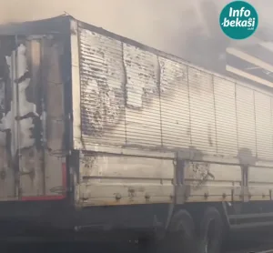 Mobil Boks Terbakar di Tol Japek, Arus Kendaraan Sempat Tersendat