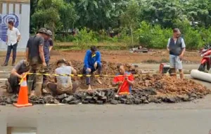 Ini Penyebab Bocornya Pipa PAM di Jalan KH Noer Ali Kalimalang