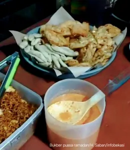 Kebiasaan Jurnalis di Bekasi Gelar Bukber di Stadion Patriot, Lontong dan Bakwan Jadi Menu Andalan