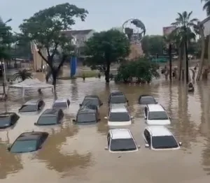 Video Puluhan Mobil Mewah Terendam Banjir di Pintu Utama GGP Bekasi