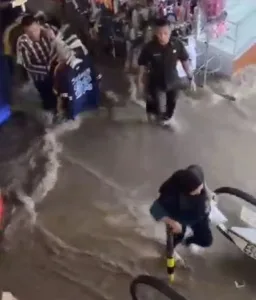 Detik-Detik Pengunjung Mal di Bekasi Menyelamatkan Diri Saat Banjir Datang