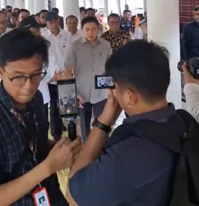Mensos dan Seskab Sambangi Sekolah Rakyat Untuk Keluarga Miskin di Bekasi