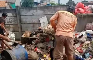 Gotong Royong Ketua RT 07 dan Warga Kelurahan Bekasi Jaya Atasi Sampah Pasca Banjir
