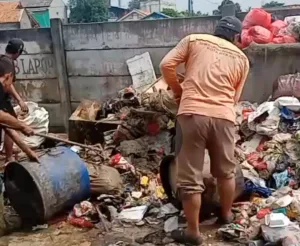 Gotong Royong Ketua RT 07 dan Warga Kelurahan Bekasi Jaya Atasi Sampah Pasca Banjir