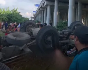Ini Kronologi Truk Terjun dari Atas Tol Cibitung – Cilincing