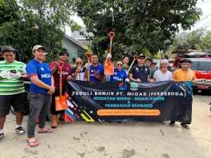 Karyawan PT Migas Kerja Bakti Pascabanjir Bekasi dan Salurkan Bantuan
