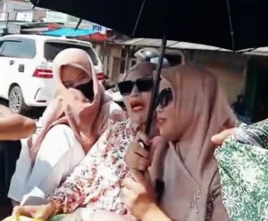 Warga Betawi Girang Banget Lebaran Naik Mobil Losbak Ke Cikarang