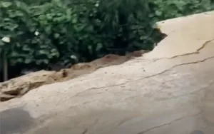 Akses Jalan Sa’ar Kavling 64-65 Jatiasih Terputus Gegara Longsor