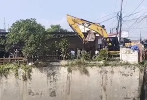 Pemkab Bekasi Tertibkan Bangunan liar titik 0 Kali CBL Cikarang Barat