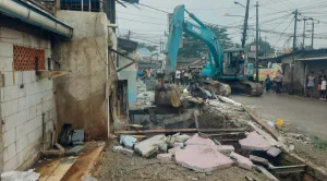 Pembongkaran Bangunan Liar di Bantaran Kalibaru, Alat Beko Keruk Material Sepanjang Bantaran Kali