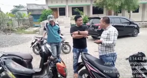 Seorang Pria Akamsi Berkaus Hitam Minta Proyek Pagar Sekolah Dihentikan, Ini Alasannya