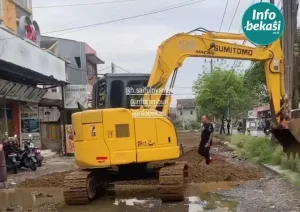 Haji Nyamat Tambal Jalan Berlubang di Jalan Puri Cendana Pakai Kocek Pribadi