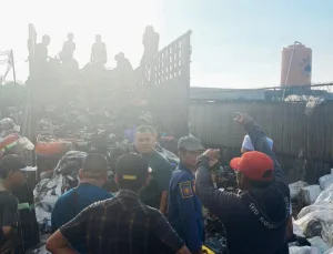 Ini Kronologi Truk Berisi Paket Logistik Terbakar di Tarumajaya
