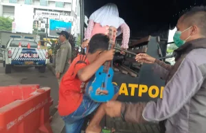 8 Pengamen Bergitar dan Kostum Robot Kena Razia Satpol PP Kota Bekasi
