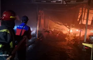 Si Jago Merah Mengamuk di Babelan: Pabrik Arang Terbakar