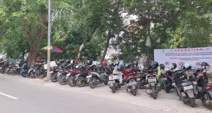 Sudah Diperingatkan Masih Ngeyel, Pemotor Parkir Liar di Garis Sempadan Sungai Margajaya