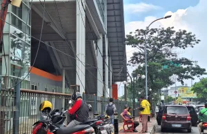 Petugas Dishub Kota Bekasi Tertibkan Para Ojol dan Angkot Masih Ngetem di Stasiun