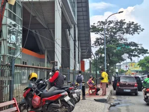 Petugas Dishub Kota Bekasi Tertibkan Para Ojol dan Angkot Masih Ngetem di Stasiun