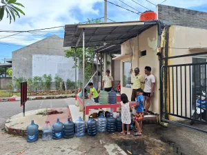 Kekeringan di Babelan Bekasi, Warga Antre di Pos Satpam untuk Air Bersih