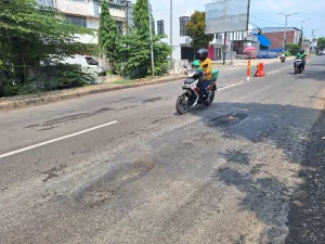 Jalan H. Nonon Sonthanie Rusak Berlubang, Pemotor Minta Tambal Lubang