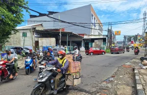 Jalan Rusak di Rawalumbu, Warga Minta Pemkot Bekasi ‘Turun Gunung’