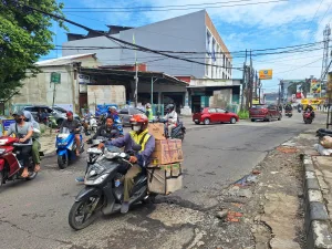 Jalan Rusak di Rawalumbu, Warga Minta Pemkot Bekasi ‘Turun Gunung’