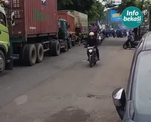 Buruh Demo di Bekasi, Jalan Narogong Nyaris Tertutup