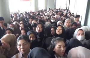 Ricuh di Job Fair Bekasi, Pencari Kerja Berdesakan Puluhan Peserta Pingsan