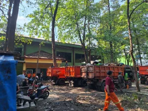 28 Ton Sampah Taman Hutan Kota Bekasi Akhirnya Diangkut Setelah Bertahun-tahun Terlantar