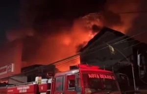 Toko Ban di Jatimakmur Pondok Gede Terbakar Diduga Korsleting Listrik