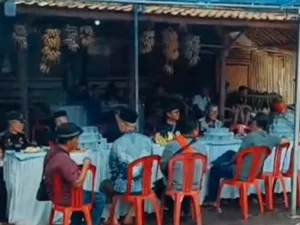 Tradisi Pisang Gantung Kudu Ada di Hajatan Warga Bekasi