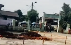 Anggota Satpol PP Hentikan Proyek Pelebaran Sekolah di Cikarang, Pemkab Bekasi Pastikan Lahan Milik Negara