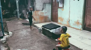 Main Hujan-Hujanan Bikin Sakit, Mitos atau Fakta?